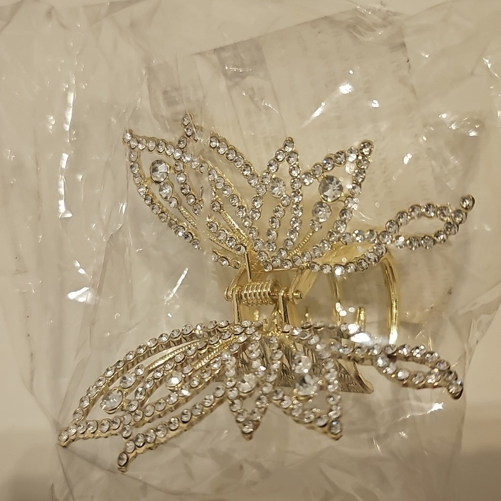 WOMENS' N.I.PACKAGE SMALL   GOLD SEQUINED BUTTERFLY BANA CLIP